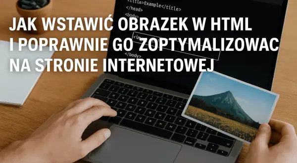 Dłoń trzyma zdjęcie góry na tle otwartego laptopa z kodem HTML.